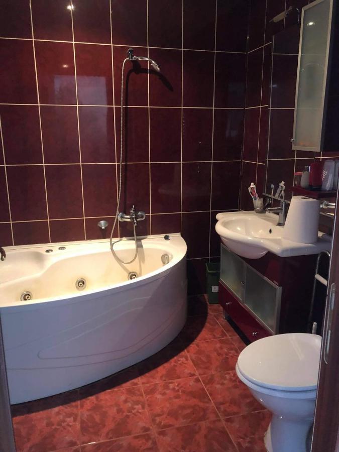 Апартаменти Apartament Римніку-Вилча Екстер'єр фото
